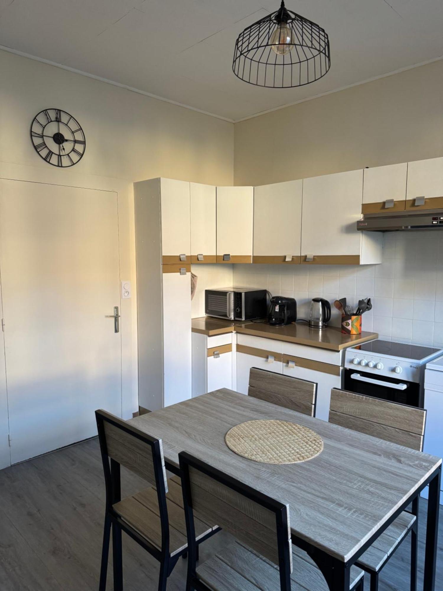 Appartement T4 70M2 - Meuble - Centre Ville - Proche Thermes Lons-le-Saunier Bagian luar foto